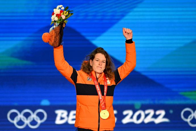 La neerlandesa Ireen Wüst celebra la medalla de oro obtenida en los Juegos de Pekín.