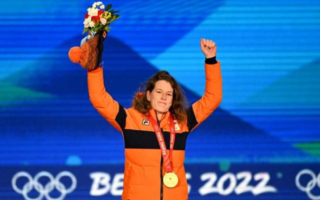 La neerlandesa Ireen Wüst celebra la medalla de oro obtenida en los Juegos de Pekín.