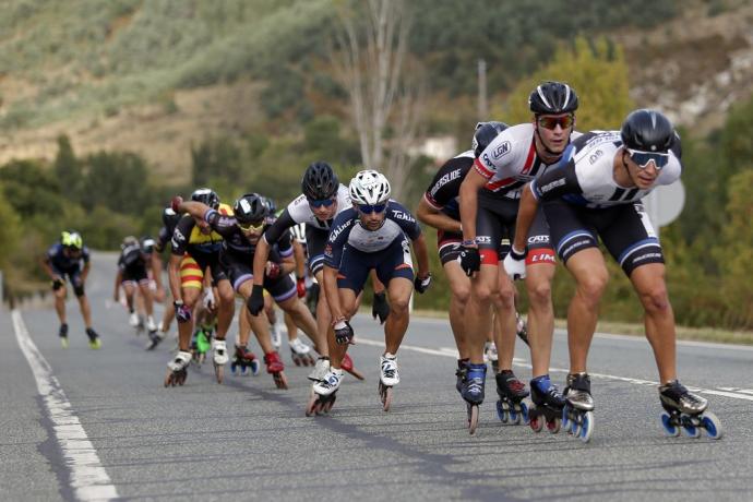 Patinadores participando en la primera etapa de la P2P Zubiri - Pamplona - Puente, entre Zubiri y Pamplona, en la edición de 2019.