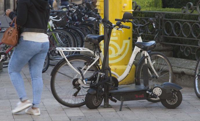 Patinete eléctrico aparcado en Vitoria.