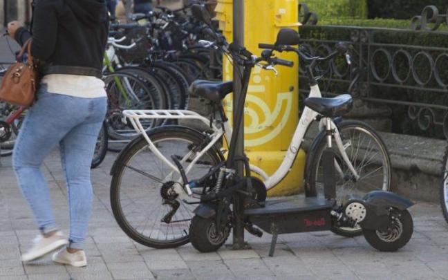 Patinete eléctrico aparcado en Vitoria. Patinete eléctrico aparcado en Vitoria.