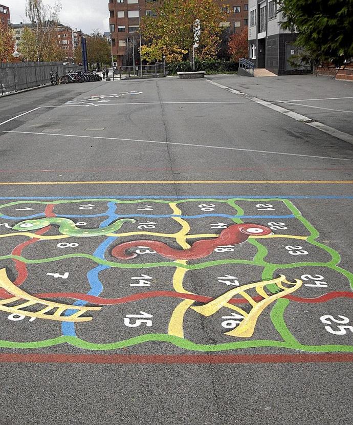 Juego pintado en el suelo del patio del colegio San Prudencio. Foto: Jorge Muñoz