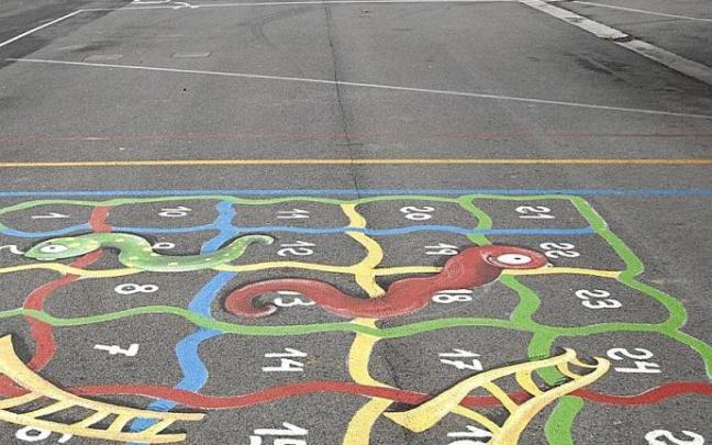 Juego pintado en el suelo del patio del colegio San Prudencio. Foto: Jorge Muñoz