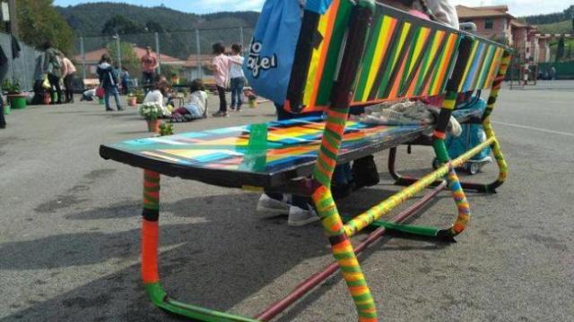 Un grupo de niños en el recreo.