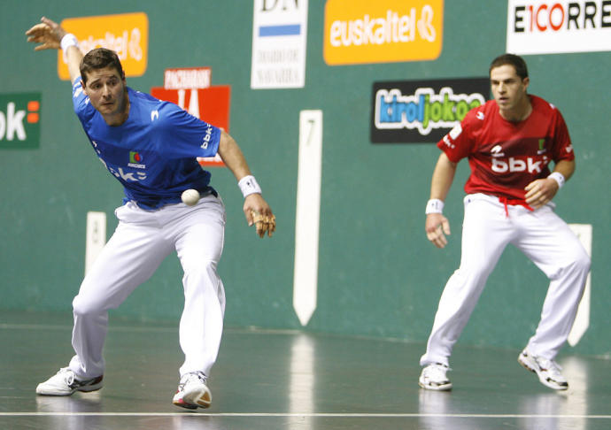 Patxi Ruiz golpea la pelota ante Aimar Olaizola, en la liguilla de cuartos del Manomanista 2010 en el Labrit.