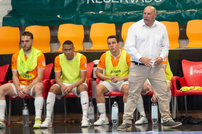 Pato da indicaciones durante el partido ante Osasuna Magna Xota, disputado en Anaitasuna el mes pasado.