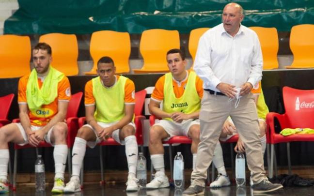 Pato da indicaciones durante el partido ante Osasuna Magna Xota, disputado en Anaitasuna el mes pasado.