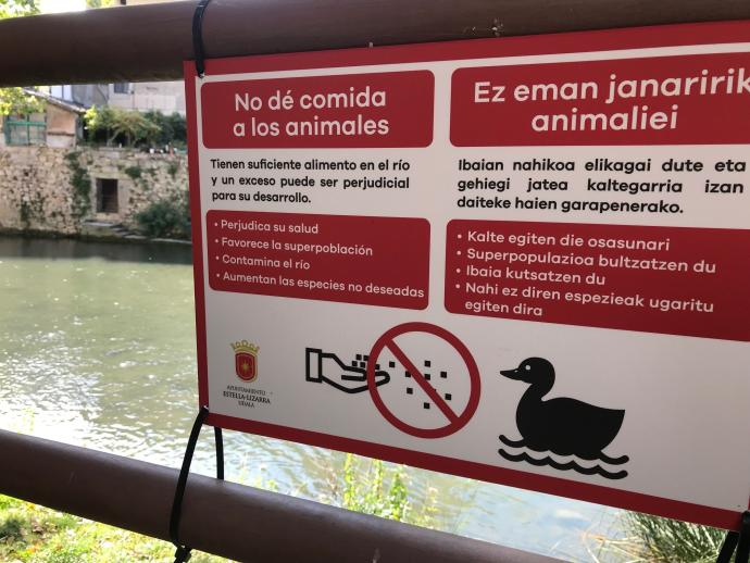 Cartel en la ribera del Ega reclamando que no se alimente a los patos.