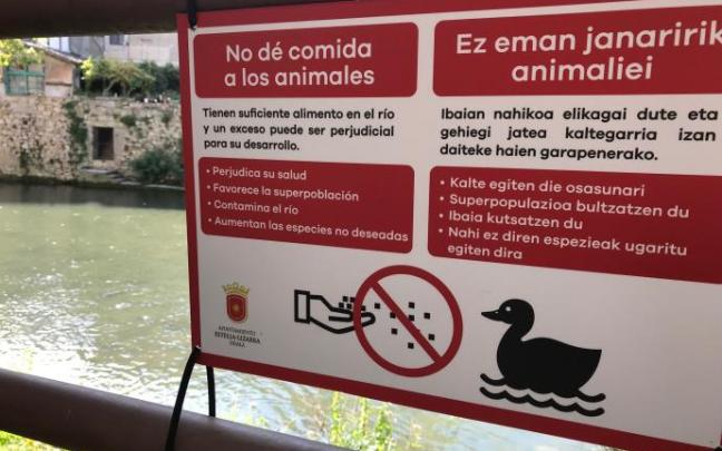 Cartel en la ribera del Ega reclamando que no se alimente a los patos.