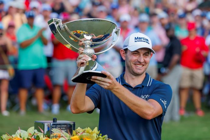 Patrick Cantlay posa con el trofeo de ganador de la FedEx Cup.