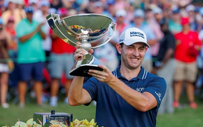 Patrick Cantlay posa con el trofeo de ganador de la FedEx Cup. Patrick Cantlay posa con el trofeo de ganador de la FedEx Cup.