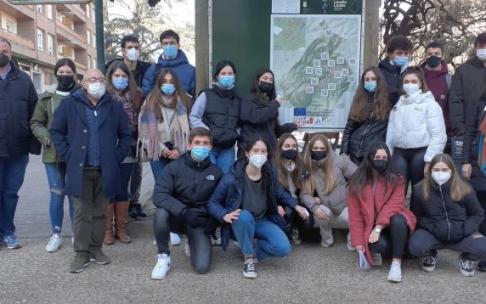 Alumnado y profesorado participante en el proyecto Erasmus+ con el alcalde a la izquierda de la imagen. Alumnado y profesorado participante en el proyecto Erasmus+ con el alcalde a la izquierda de la imagen.