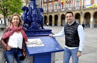 Estibaliz Freije y Mikel Torres, junto a uno de los paneles.