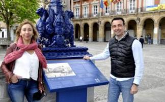 Estibaliz Freije y Mikel Torres, junto a uno de los paneles.