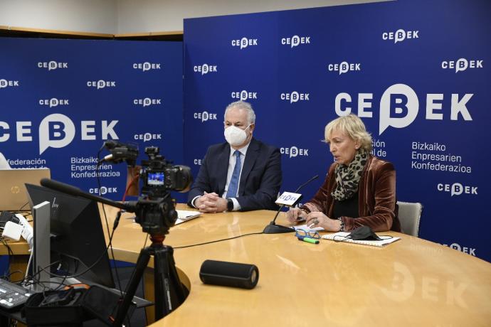 La presidenta de Cebek, Carolina Pérez Toledo, con Fran Azpiazu en la presentación de la encuesta