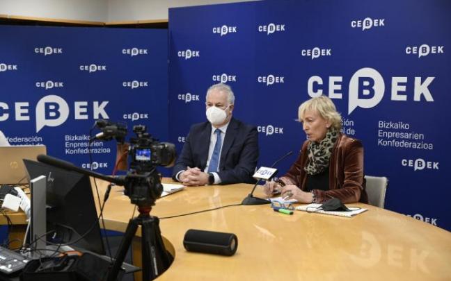 La presidenta de Cebek, Carolina Pérez Toledo, con Fran Azpiazu en la presentación de la encuesta