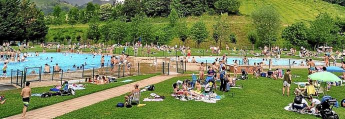 Aspecto de las piscinas descubiertas de Mintxeta, con una importante afluencia de gente. Foto: N.G.