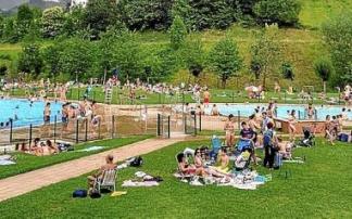 Aspecto de las piscinas descubiertas de Mintxeta, con una importante afluencia de gente. Foto: N.G.
