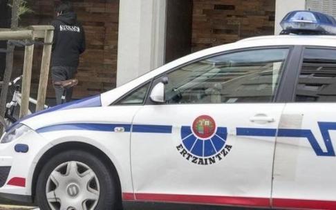Una patrulla de la Ertzaintza en Vitoria. Una patrulla de la Ertzaintza en Vitoria.