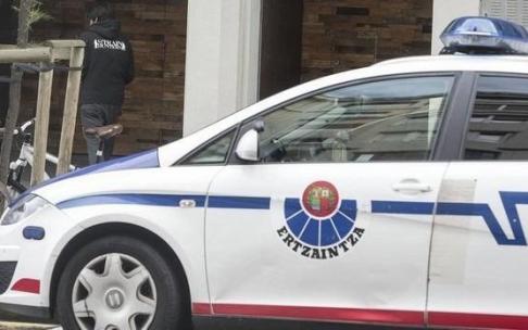 Imagen de archivo de una patrulla de la Ertzaintza.