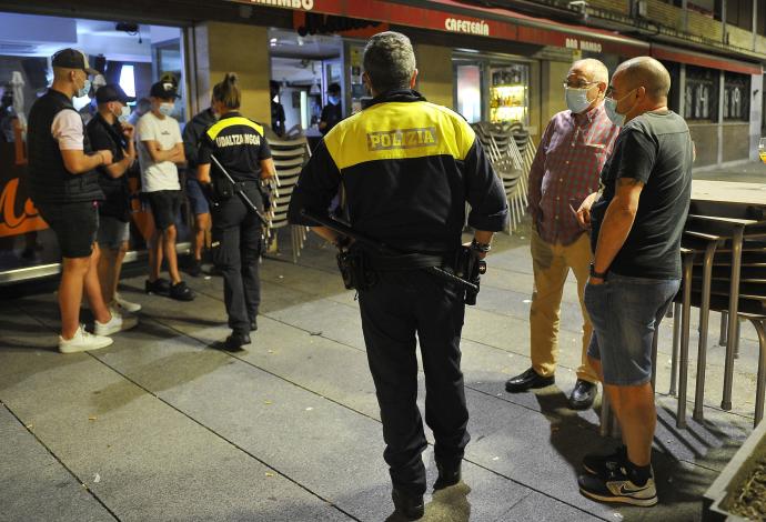 Los agentes se acercaron de manera pedagógica para recordar la implementación de las nuevas restricciones y asegurar el cumplimiento de las medidas.