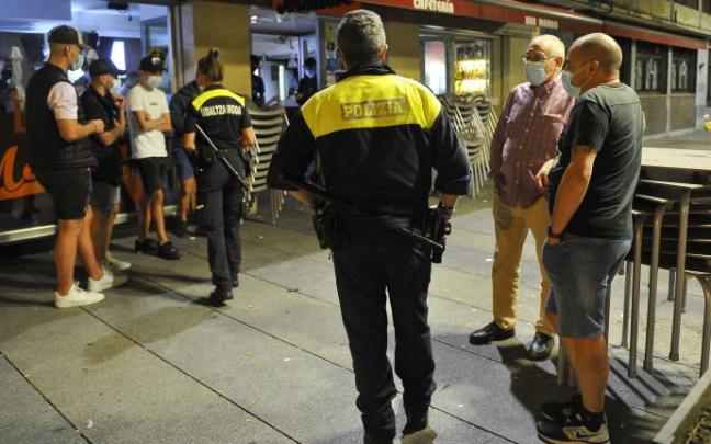 Los agentes se acercaron de manera pedagógica para recordar la implementación de las nuevas restricciones y asegurar el cumplimiento de las medidas. Los agentes se acercaron de manera pedagógica para recordar la implementación de las nuevas restricciones y asegurar el cumplimiento de las medidas.