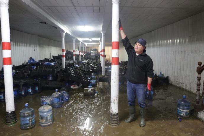 Patxi Casal, gerente de Aguas de Alzola, limpia los destrozos provocados por las inundaciones