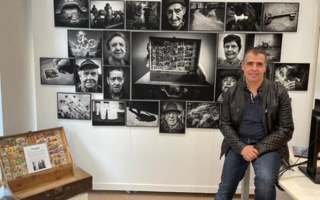 Patxi Granado posa en la exposición que podrá verse en la nueva oficina de turismo de Elorrio. Patxi Granado posa en la exposición que podrá verse en la nueva oficina de turismo de Elorrio.