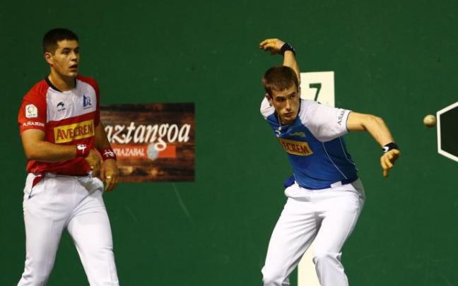 Jon Mariezkurrena golpea en presencia de Tolosa este sábado en el Labrit. Jon Mariezkurrena golpea en presencia de Tolosa este sábado en el Labrit.