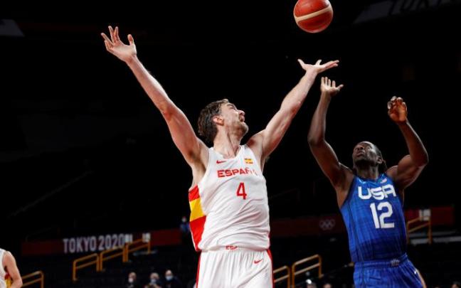 Pau Gasol disputa el balón con Jrue Holiday de EEUU.