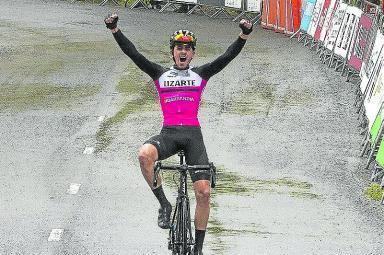 Pau Miquel celebra la victoria en Arrate. Foto: Javier Colmenero