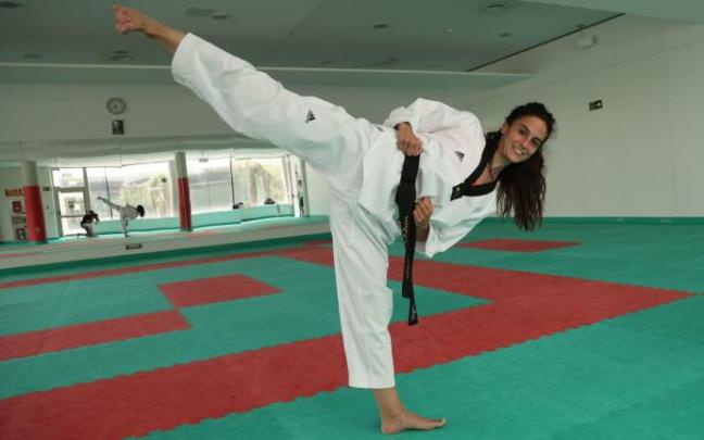 Paula Remírez, árbitra y competidora de taekwondo, en su lugar de entrenamiento en la Agrupación Deportiva San Juan.