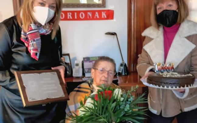 Onintze Amezaga y Nekane Garmendia, con Paulina.