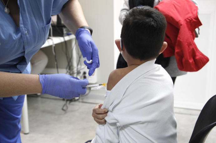 Un niño recibe una dosis de la vacuna contra la covid-19.