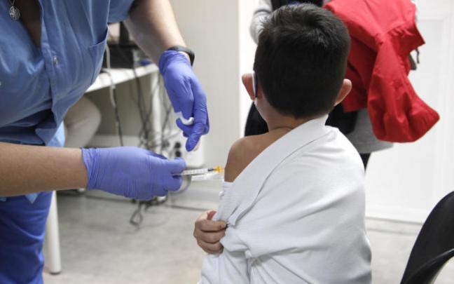 Un niño recibe una dosis de la vacuna contra la covid-19.
