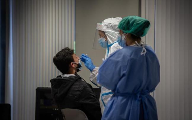 Un hombre se somete a una prueba PCR en Barcelona.