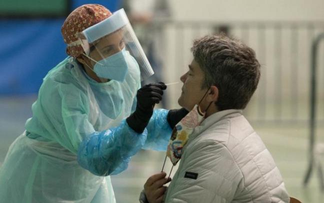 Una sanitaria practica una prueba PCR Una sanitaria practica una prueba PCR
