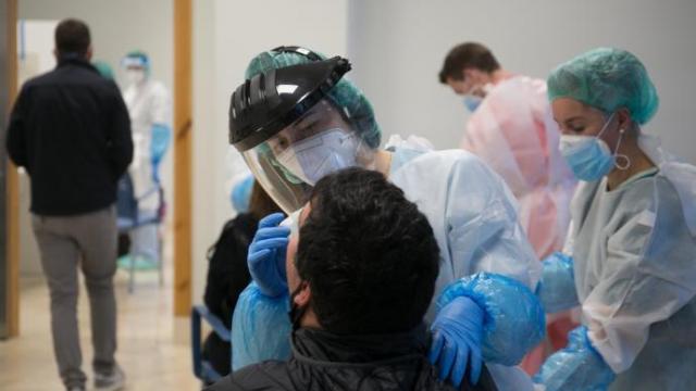 Un joven se somete a una PCR