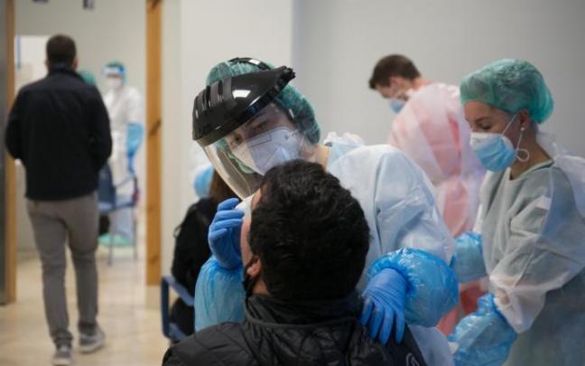 Un joven se somete a una PCR Un joven se somete a una PCR