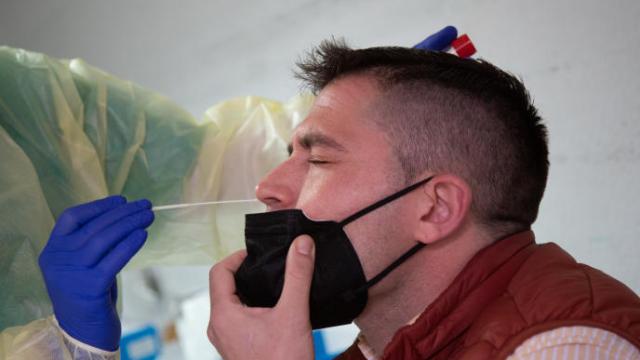 Un ciudadano se somete a una PCR.