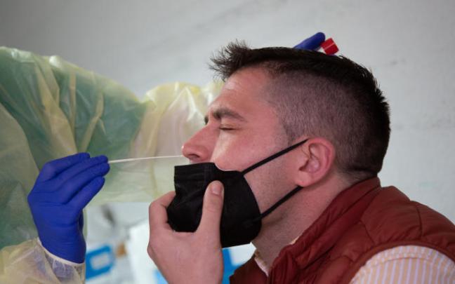 Un ciudadano se somete a una PCR.