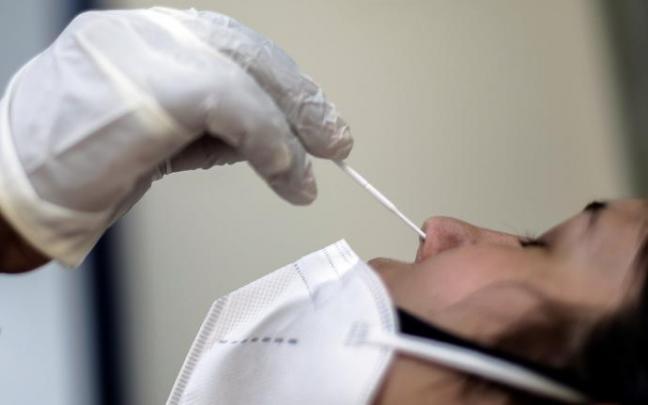 Una mujer se somete a una PCR. Una mujer se somete a una PCR.