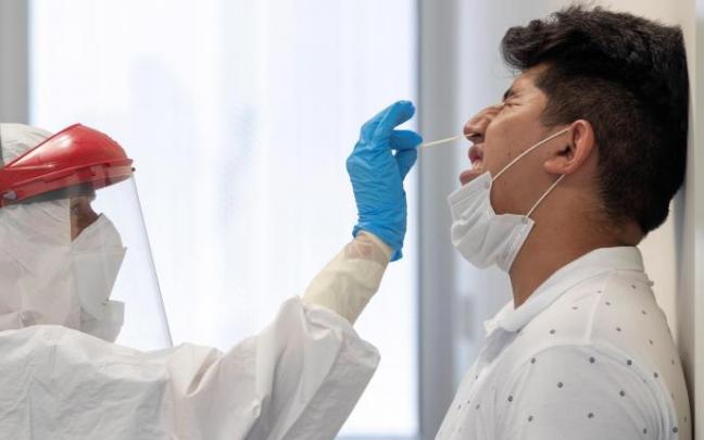 Una sanitaria realiza una prueba pcr Una sanitaria realiza una prueba pcr