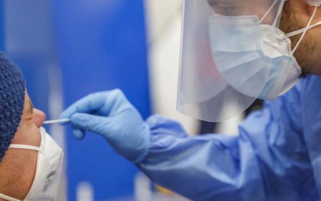 Un sanitario realiza una prueba PCR. Un sanitario realiza una prueba PCR.