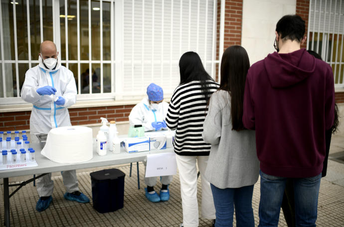 Alumnos de un colegio esperan su turno para realizarse un test de saliva en Madrid.
