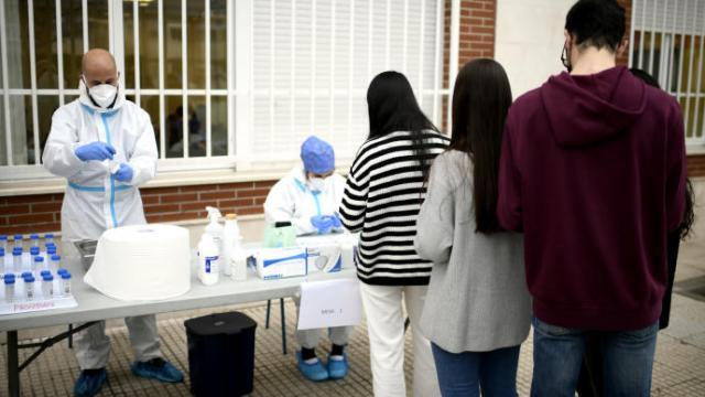 Alumnos de un colegio esperan su turno para realizarse un test de saliva en Madrid.