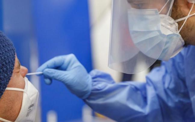 Un sanitario realiza una prueba PCR.