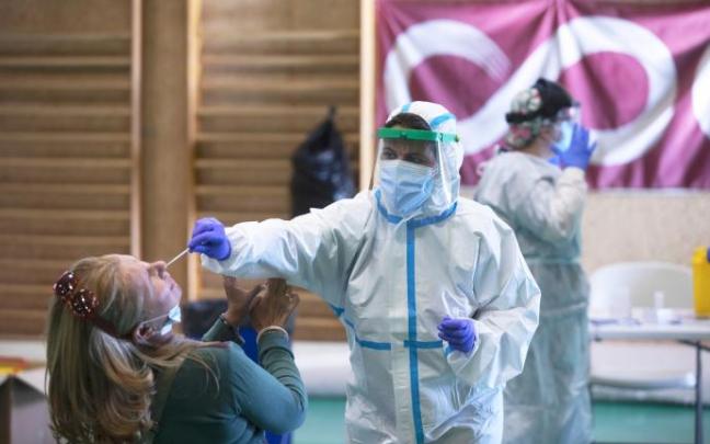 Una persona se somete a una PCR.