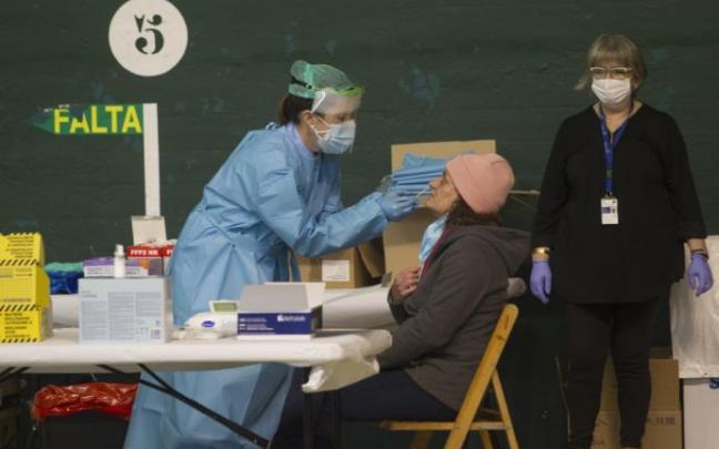 Una persona realizándose una prueba PCR de detección de coronavirus, durante un cribado en Agurain.