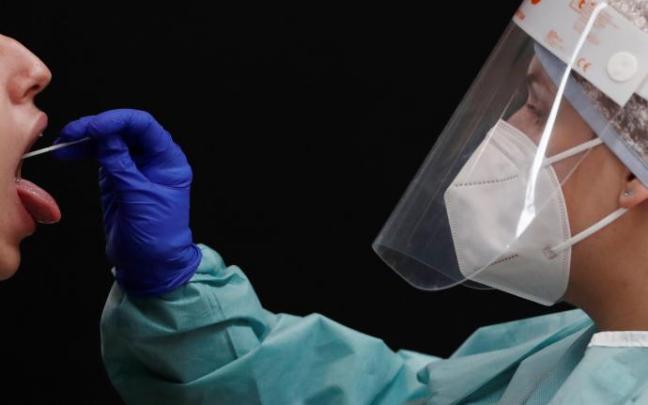 Una sanitaria realiza una prueba PCR.